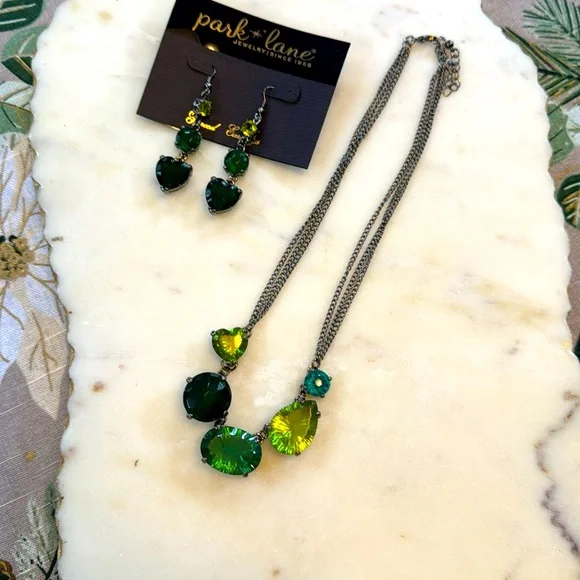 Chunky multi colored greens necklace with earrings. Get your Green for March! - Picture 1 of 8